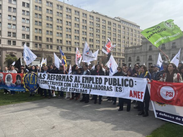 Dirigentes de la ANEF afuera del palacio de La Moneda.
