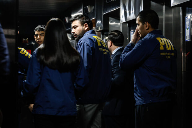 PDI realiza pesquizas en Sede de Junaeb ubicada en Monjitas 565.