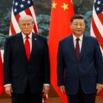 Donald Trump junto a Xi Jinping. Detrás de ellos se ven las banderas intercaladas de Estados Unidos y China.