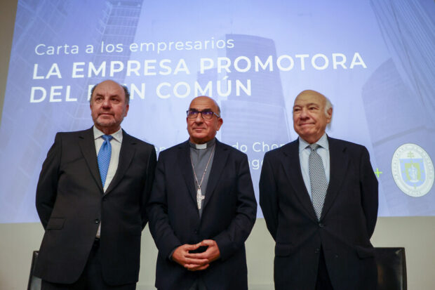 El cardenal de Santiago se reunió con la Unión Social de Empresarios Cristianos y presentó la carta “La empresa promotora del bien común”. Foto: Aton.
