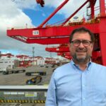 Canciller Pérez Mackenna visita el puerto de Shanghái.