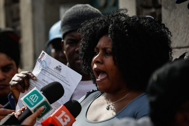 Ingreso a la fuerza a Embajada de Haiti en Santiago. Foto: Aton Chile.