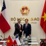 Ministro de Relaciones Exteriores, Francisco Pérez Mackenna, con el canciller de Vietnam Lê Hoài Trung.