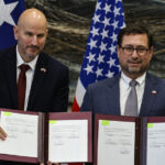 Exigen nota de protesta: persiste molestia opositora tras "impertinentes" declaraciones del embajador Judd El embajador de Estados Unidos en Chile, Brandon Judd, junto al canciller Francisco Pérez Mackenna.