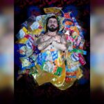 La Muerte es una Fiesta: la nueva exposición de diseño y tecnología de Daniel Bagnara Daniel Bagnara aparece recostado boca arriba, con los brazos cruzados sobre el pecho y rodeado de diversos envoltorios de alimentos.