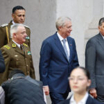 Gobierno cede ante críticas del oficialismo y despliega estrategia para "perfeccionar" reforma de seguridad tras bajar su urgencia Presidente Kast y biministro Alvarado junto a funcionarios de Carabineros.