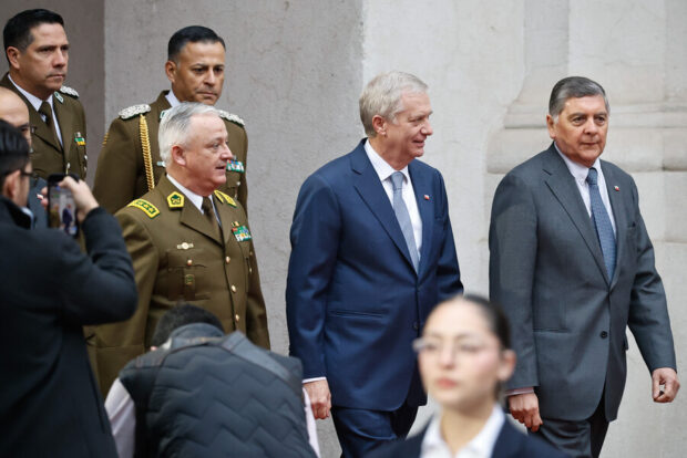 Presidente Kast y biministro Alvarado junto a funcionarios de Carabineros.