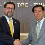 Canciller Pérez Mackenna se reúne con gigante vietnamita Vingroup para atraer inversiones a Chile Canciller Francisco Pérez Mackenna junto al gerente general de Vingroup, Nguyen Viet Quang.