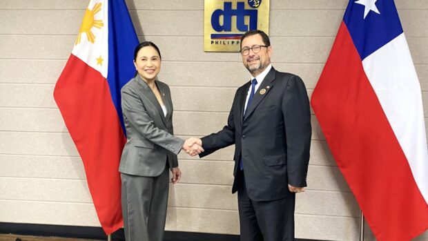 Canciller Francisco Pérez Mackenna junto a la ministra de Comercio de Filipinas, Cristina Aldeguer-Roque.