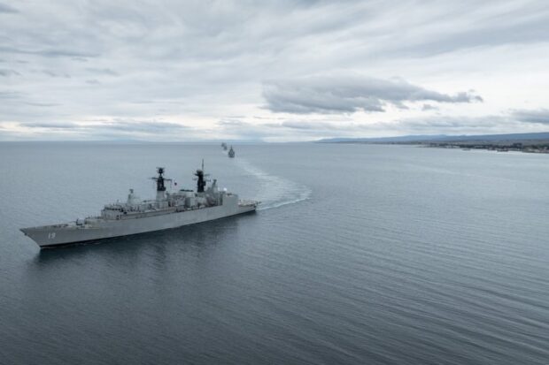 Las unidades de la Escuadra Nacional se desplegaron por el Estrecho de Magallanes para demostrar las capacidades operativas de la Armada en esta estratégica zona del país. La navegación fue apoyada por helicópteros del Grupo Aeronaval Sur y naves de la Fuerza Aérea de Chile. Foto: Armada