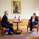 Negociación arancelaria con EE.UU.: Guillermo Holzmann cuestiona "falta de estrategia integrada" de Chile y defiende el TLC El representante adjunto de la Oficina del Representante Comercial de Estados Unidos (USTR), Jeffrey Goettman, reunido con la subsecretaria de Relaciones Económicas Internacionales Paula Estévez.