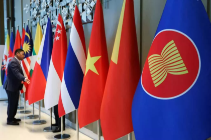 Bandera de la Asociación de Naciones del Sudeste Asiático (ASEAN) y de los países que lo integran una al lado de la otra.