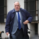 El expresidente del PS, Osvaldo Andrade, camina por el Palacio de La Moneda tras participar en la Comisión Nueva Arquitectura del Estado. Dragomir Yankovic/Aton Chile.