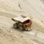 Contraloría audita a Codelco por asesoría ligada al acuerdo con SQM y denuncia de sobreproducción Camión minero de extracción de gran tonelaje transitando por un camino de tierra en un yacimiento a cielo abierto.