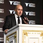 El uso público de la razón en la era de los bots: Kant y el caso Cerimedo Fernando Cerimedo en siendo premiado como Consultor Político del año en la Gala Hispana Wall Street.