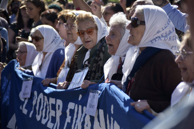 Asociación de Madres de Plaza de Mayo.