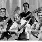 La paya chilena se toma Sala Master: un encuentro para celebrar la poesía improvisada y derribar mitos Los payadores Eduardo Peralta, Hugo González, Manuel Sánchez y Moisés Chaparro junto a sus guitarras.