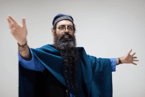 El narrador oral César Muñoz en “Merlín, un mago de todos los tiempos”.