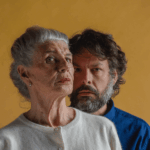 Consuelo Holzapfel y Nicolás Eyzaguirre en “Siempre encuentra casa nueva, un mueble antiguo en la basura”.
