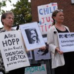 Hartmut Hopp, condenado en Chile y libre en Alemania: nueva protesta denuncia impunidad de Colonia Dignidad Manifestación frente a la casa del médico de Colonia Dignidad, Hartmut Hopp, en Alemania.