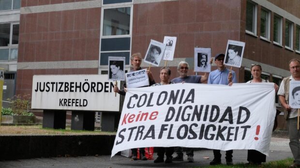 Manifestación frente a la casa del médico de Colonia Dignidad, Hartmut Hopp, en Alemania.
