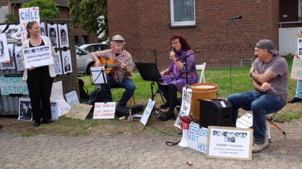 Manifestación frente a la casa del médico de Colonia Dignidad, Hartmut Hopp, en Alemania.