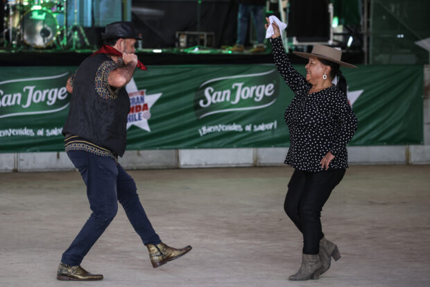 Pareja bailando cueca en la fonda del Parque O'Higgins.