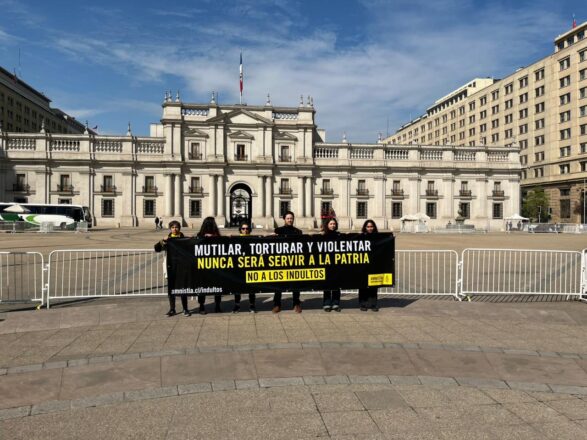 Amnistía Internacional Chile llegó hasta el frontis del Palacio de La Moneda para pedirle al Presidente José Antonio Kast que no conceda indultos a exuniformados condenados por delitos cometidos durante el estallido social.