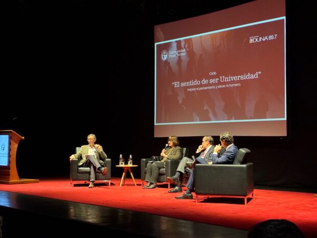 Ciclo “El sentido de ser universidad: inspirar el pensamiento y elevar lo humano”, organizado por la Universidad Finis Terrae.