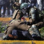“El Gobierno no quiere escuchar al movimiento estudiantil”: estudiantes denuncian represión durante marcha autorizada Represión en movilización estudiantil convocada por estudiantes secundarios. Foto: Aton.