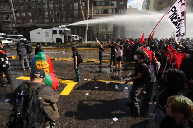 Represión en movilización estudiantil convocada por estudiantes secundarios. Foto: Aton.
