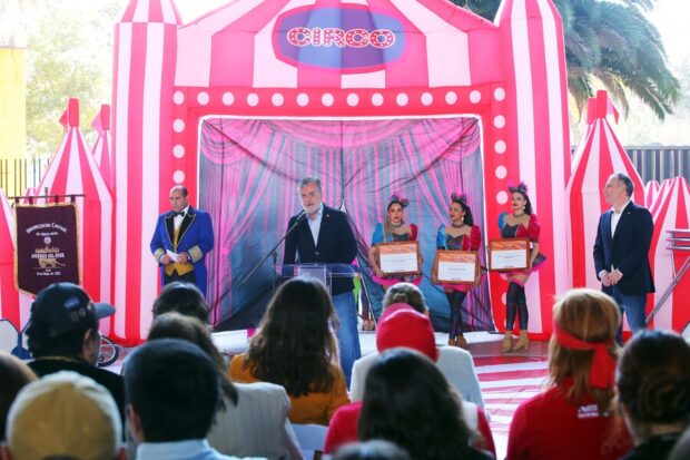 El ministro de las Culturas, las Artes y el Patrimonio, participa de la celebracion del Dia Nacional del Circo en el GAM. Foto: Aton Chile.