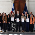 Sala Cuna Universal: Senado vota proyecto este martes en medio de críticas de trabajadoras de jardines infantiles Ministros Tomás Rau y Judith Marín junto a representantes del movimiento Sala Cuna Hoy.