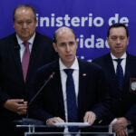 Homicidios bajan 11,5% a nivel nacional: es la cifra más baja en un primer semestre desde 2022 Ministro de Seguridad, Martín Arrau; el fiscal nacional, Ángel Valencia; y el director general del PDI, Eduardo Cerna.