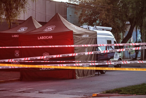 Sitio del suceso acordonado por Carabineros con carpas periciales de Labocar y cintas de peligro