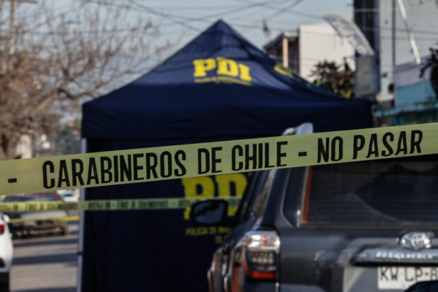 Carpa pericial de la PDI en la vía pública.