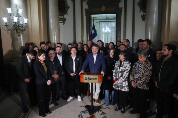 Punto de prensa de Claudio Orrego rodeado de alcaldes y consejeros de oposición.