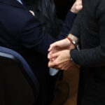 Ministra Marín condena femicidio frustrado cometido por exfuncionario de la Subsecretaría de Seguridad Pública Imagen detalle de un hombre con esposas.