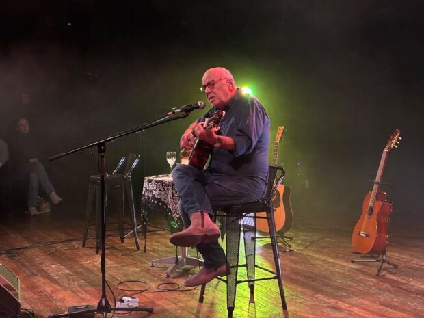 Concierto de Eduardo Gatti en Sala Master de Radio Universidad de Chile.