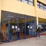 2030 como fecha máxima: Comisión de Educación despacha proyecto que modifica implementación de los SLEP Fachada de la entrada de un colegio con paredes amarillas y rejas azules.