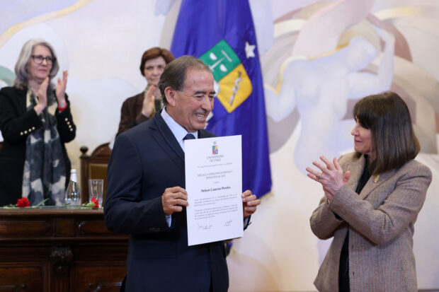 U. de Chile conmemora el Día de los Derechos Humanos con reconocimientos a Nelson Caucoto y Héctor Pincheira.