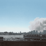 A 25 años del 11-S: la guerra que cambió a Estados Unidos y al mundo de hoy Imagen panorámica de Nueva York pocos minutos después de la caída de las torres gemelas