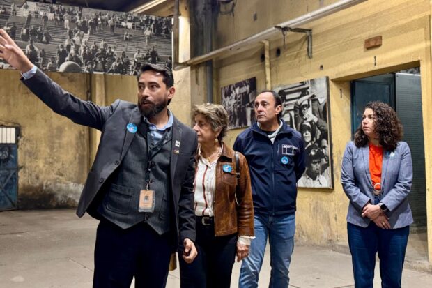 Marcelo Acevedo, presidente de la Corporación Estadio Nacional Memoria Nacional, junto a los exministros Jessica López, Jaime Pizarro y Javiera Toro.