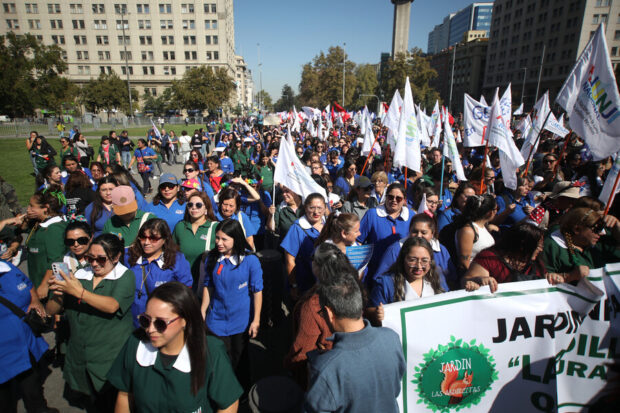 Educadoras de párvulos en una manifestación callejera.