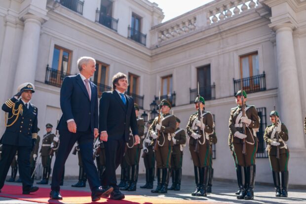Kast y Milei son recibidos por la guardia de honor en La Moneda.