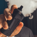 El vapeo desplaza al cigarrillo: 1 de cada 3 escolares chilenos ya probó un vapeador Vaper negro.