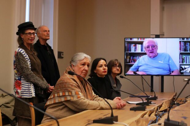 El cineasta y documentalista nacional, Patricio Guzmán, recibe el Premio Nacional de Artes de la Representación y Audiovisuales 2023. 