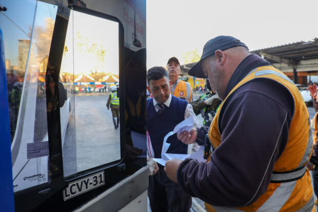 Autoridades fiscalizan buses en Estación Central previo a las Fiestas Patrias.
