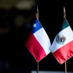 A dos días de distancia: la historia compartida entre Chile y México Banderas de Chile y México.