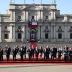 Kast encabeza tradicional postal republicana y rinde tributo a la diáspora en Fiestas Patrias El Presidente de la Republica, Jose Antonio Kast, participa en tradicional sesion de fotos oficiales con ministros y subsecretarios en la Plaza de la Constitucion y el Patio de los Canones. Dragomir Yankovic/Aton Chile